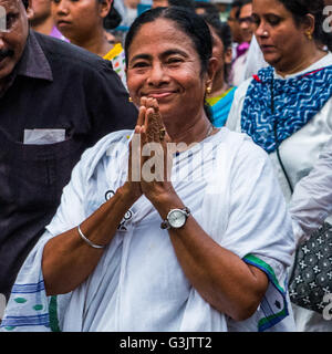 Kolkata, Indien. 28. April 2016. Chief Minister von Westbengalen und All India Trinamool Congress [TMC] Supremo Mamata Banerjee führt eine massive Rallye von Sulekha mehr zu Ballygunge Phari für die bevorstehenden Parlamentswahlen in Kolkata, Indien. © Debajyoti Das/Pacific Press/Alamy Live-Nachrichten Stockfoto