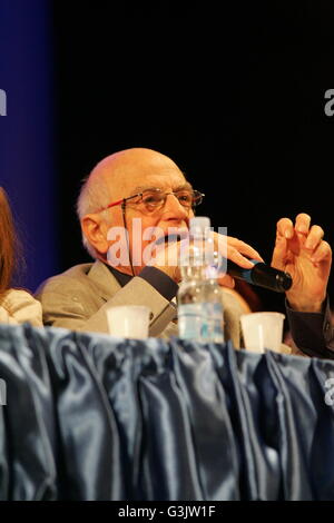 Sant'Arpino, Italien. 27. April 2016. XVIII-Ausgabe der Schule des Theaters PulciNellaMente National Review, der Journalist Antonio Lubrano Gäste der Veranstaltung. © Salvatore Esposito/Pacific Press/Alamy Live-Nachrichten Stockfoto