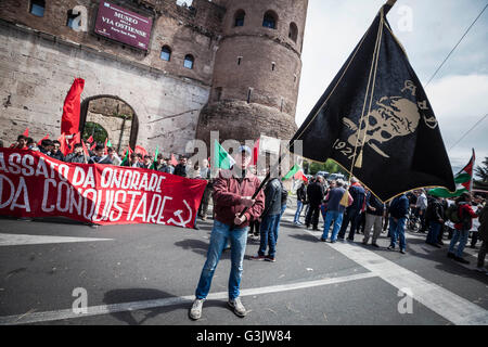 Rom, Italien. 25. April 2016. Italienische Partisanen besuchen eine Kundgebung anlässlich des Jubiläums der Tag der Befreiung in Rom. Tag der Befreiung Italiens (Festa della Liberazione) ist ein italienischer Nationalfeiertag zum Gedenken an das Ende der italienischen Bürgerkrieg und das Ende der Nazi-Besetzung des Landes während des zweiten Weltkriegs. © Giuseppe Ciccia/Pacific Press/Alamy Live-Nachrichten Stockfoto