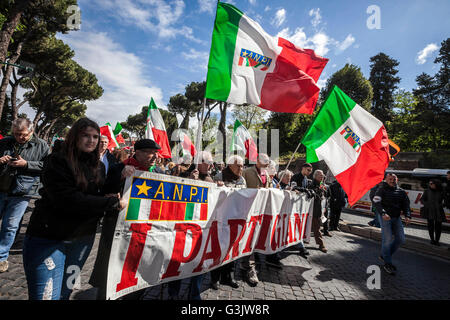 Rom, Italien. 25. April 2016. Italienische Partisanen besuchen eine Kundgebung anlässlich des Jubiläums der Tag der Befreiung in Rom. Tag der Befreiung Italiens (Festa della Liberazione) ist ein italienischer Nationalfeiertag zum Gedenken an das Ende der italienischen Bürgerkrieg und das Ende der Nazi-Besetzung des Landes während des zweiten Weltkriegs. © Giuseppe Ciccia/Pacific Press/Alamy Live-Nachrichten Stockfoto