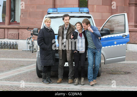 Dortmund, Deutschland. 25. April 2016. Anna Schudt, Joerg Hartmann, Aylin Tezel und Stefan Konarske bei einem Fototermin am Set des WDR-Tatort 'Sturm'. © Maik Boenisch/Pacific Press/Alamy Live-Nachrichten Stockfoto