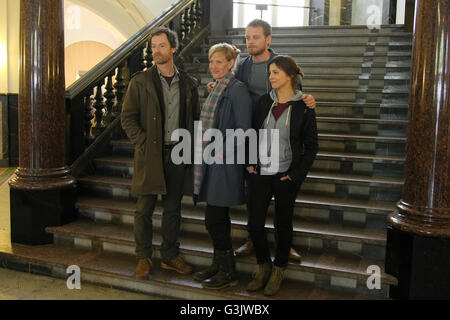 Dortmund, Deutschland. 25. April 2016. Joerg Hartmann, Anna Schudt, Stefan Konarske und Aylin Tezel bei einem Fototermin am Set des WDR-Tatort 'Sturm'. © Maik Boenisch/Pacific Press/Alamy Live-Nachrichten Stockfoto