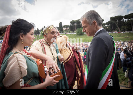 Rom, Italien. 24. April 2016. Ein Moment der Feier der Gründung von Rom. Angehörige von Historikern verkleidet als alte Römer Gruppe besuchen Sie eine Veranstaltung des 2769. Jubiläums der legendären Gründung der Stadt 753 v. Chr. in Rom, Italien. Jedes Jahr am 21. April feiert die Stadt ihren 753 v. Chr. Gründung mit Paraden und kostümierten kämpfen, reenacting die Heldentaten des römischen Reiches. Der Legende nach wurde Rom von Romulus in einer Gegend, umgeben von sieben Hügeln gegründet. © Andrea Ronchini/Pacific Press/Alamy Live-Nachrichten Stockfoto