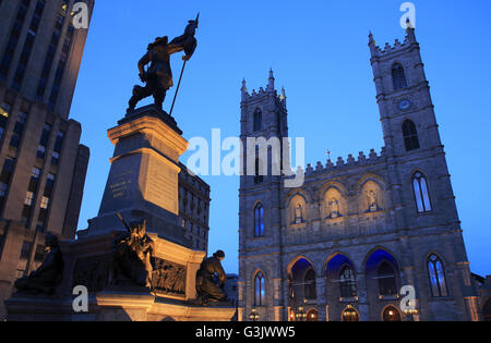 Die Nachtansicht des Place d ' Armes mit Basilika Notre-Dame und Maisonneuve Denkmal im Vordergrund in Old Montreal. Quebec, Kanada Stockfoto