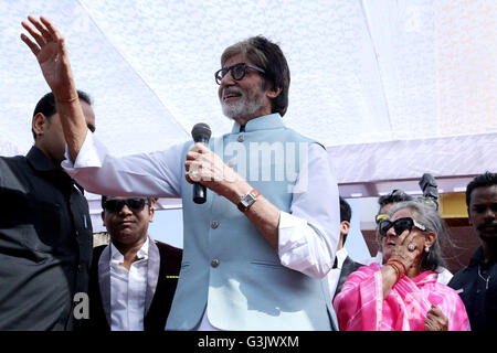 Jodhpur, Indien. 24. April 2016. Bollywood Schauspieler Amitabh Bachchan und seine Frau Schauspielerin Jaya Bachchan Grüße mit ihren Fans während der Eröffnungsfeier des Kalyan Juweliere Show-Room in Jodhpur am Sonntag. © Sunil Verma/Pacific Press/Alamy Live-Nachrichten Stockfoto