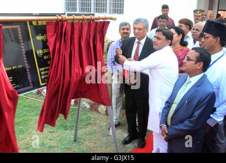 Allahabad, Indien. 23. April 2016. Uttar Pradesh Hauptminister Akhilesh Yadav Einweihung der Samajwadi Abhinav Vidhyalaya im Dandupur Village in der Nähe von Allahabad. © Prabhat Kumar Verma/Pacific Press/Alamy Live-Nachrichten Stockfoto