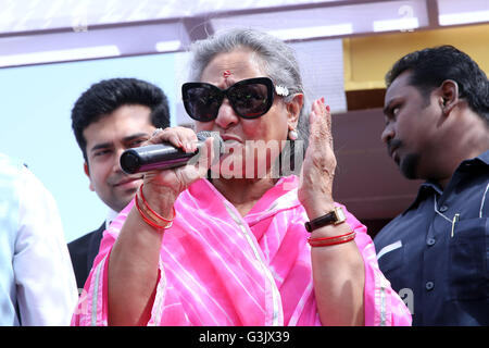 Jodhpur, Indien. 24. April 2016. Bollywood Schauspieler Amitabh Bachchan und seine Frau Schauspielerin Jaya Bachchan Grüße mit ihren Fans während der Eröffnungsfeier des Kalyan Juweliere Show-Room in Jodhpur am Sonntag. © Sunil Verma/Pacific Press/Alamy Live-Nachrichten Stockfoto