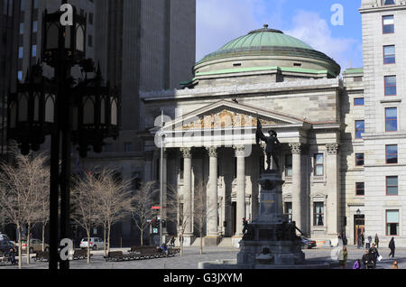 Die Bank of Montreal, aufbauend auf der Place d ' Armes mit Maisonneuve-Denkmal im Vordergrund, die Altstadt von Montreal, Montreal, Quebec, Kanada Stockfoto