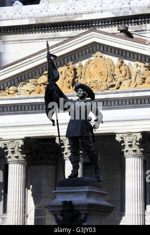 Die Bank of Montreal, aufbauend auf der Place d ' Armes mit Maisonneuve-Denkmal im Vordergrund, die Altstadt von Montreal, Montreal, Quebec, Kanada Stockfoto