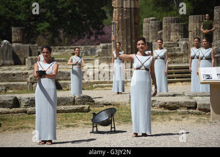 Antiken Olympia, Griechenland. 20. April 2016. Priesterinnen in den Ruinen der Tempel der Hera in Olympia mit der Fackel und das Feuer der Olympischen Flamme während der Zeremonie Probe. © Dimitrios Karvountzis/Pacific Press/Alamy Live-Nachrichten Stockfoto