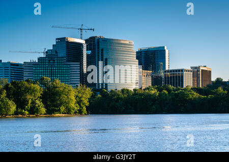 Blick auf die Rosslyn Skyline von Georgetown Waterfront Park in Washington, DC. Stockfoto