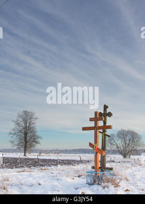 Orthodoxe Kirche kreuzt im Abendlicht gegen Weide im Winter, Podlasie Region, Polen, Europa Stockfoto