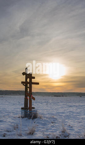 Orthodoxe Kirche kreuzt im Abendlicht gegen bewölktem Himmel im winter Stockfoto