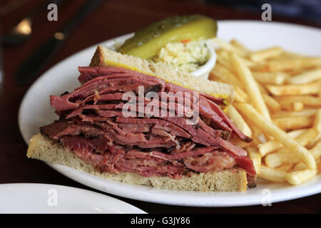 Ein Montreal Stil geraucht Beef Sandwich in einem lokalen Restaurant serviert. Montreal Quebec Kanada Stockfoto