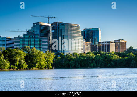 Blick auf die Rosslyn Skyline von Georgetown Waterfront Park in Washington, DC. Stockfoto