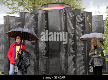 Gijón, Spanien. 14. April 2016. Auf dem Friedhof des "El Sucu' in Ciares fand die traditionelle Kranz am Massengrab wo Republikaner unterdrückt werden. Diese Aktivität wird in Erinnerung an den Jahrestag der 14. April 1931, Datum der Ausrufung der zweiten spanischen Republik durchgeführt. © Mercedes Menendez/RoverImages/Pazifik Presse/Alamy Live-Nachrichten Stockfoto