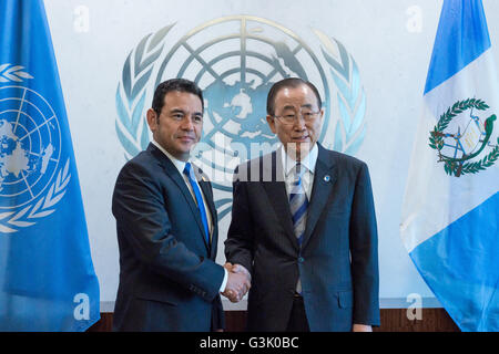 New York, Vereinigte Staaten von Amerika. 18. April 2016. Präsident Morales (links) und Generalsekretär Ban Ki-Moon schütteln sich die Hände während einer Foto-op Vereinten Nationen Generalsekretär Ban Ki-Moon begrüßt guatemaltekischen Präsidenten Jimmy Morels im UN-Hauptquartier © Albin Lohr-Jones/Pacific Press/Alamy Live News Stockfoto