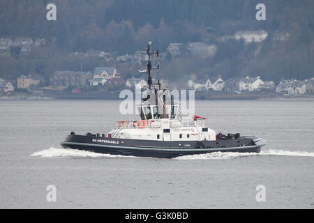 Zuverlässige SD, ein Damen ATD Tug 2909 von Serco Marine Services, während der Übung Joint Warrior 16-1 betrieben. Stockfoto