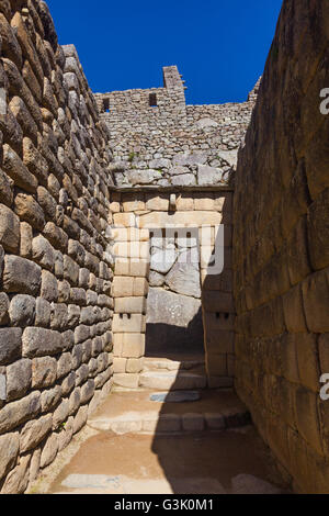 Trapezförmige Eintrag Eingang zum Gebäude in Machu Picchu, Peru Stockfoto