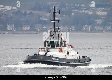 Zuverlässige SD, ein Damen ATD Tug 2909 von Serco Marine Services, während der Übung Joint Warrior 16-1 betrieben. Stockfoto