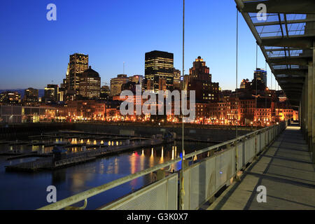 Die Nachtansicht des alten Hafen von Montreal mit Skyline der Innenstadt von Montreal im Hintergrund. Montreal Quebec Kanada Stockfoto