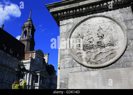 Rathaus von Montreal (Hotel de Ville) mit Nelson Säule im Vordergrund. Montreal, Kanada Stockfoto