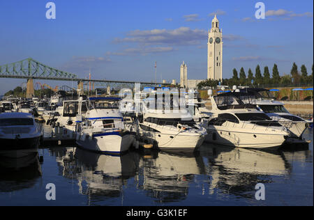 Montreal-Clock Tower aka Sailors' Memorial Clock mit Yachten docking im alten Hafen von Montreal im Vordergrund. Quebec.Canada Stockfoto