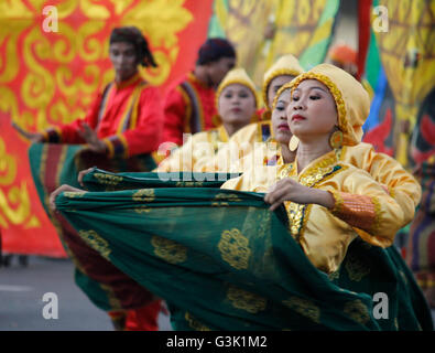 Manila, Philippinen. 16. April 2016. Ein Mitglied des Sagayan Festivals der Provinz Maguindanao Datu Piang führt wie ihrer Gruppe während der Streetdance-Wettbewerb bei Aliwan Fiesta 2016 in Manila konkurriert. Es war eine jährliche Veranstaltung, die ausländische und inländische Touristen präsentiert philippinische Kultur und Erbe der verschiedenen Regionen anzieht. © Marlo Cueto/Pacific Press/Alamy Live-Nachrichten Stockfoto