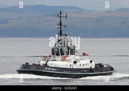 Zuverlässige SD, ein Damen ATD Tug 2909 von Serco Marine Services, während der Übung Joint Warrior 16-1 betrieben. Stockfoto