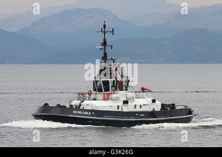 Zuverlässige SD, ein Damen ATD Tug 2909 von Serco Marine Services, während der Übung Joint Warrior 16-1 betrieben. Stockfoto