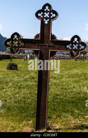 "In Erinnerung an Brüder", Gedenk Kreuz in Rose Church, Stordalen auf Golden route Ålesund, Geiranger, Sunnmøre, Norwegen Stockfoto
