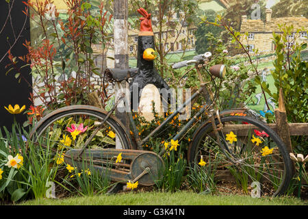 Harrogate Spring Flower Show 2016 North Yorkshire, England) - Wallace und Gromit unter dem Motto Garten Anzeige, mit Fahrrad und Pinguin. Stockfoto