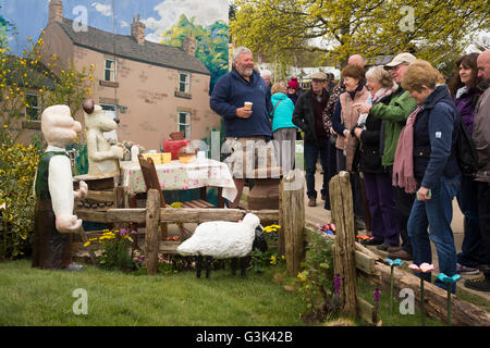 Harrogate Spring Flower Show 2016 North Yorkshire, England) - Besucher sehen Wallace und Gromit im Garten "Grand Day Out". Stockfoto