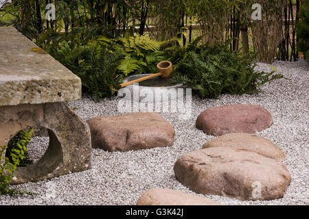 "Tea For Two" japanischen Garten, Harrogate Spring Flower Show 2016 (North Yorkshire, England) - Bambus Kelle und Becken aus Stein. Stockfoto