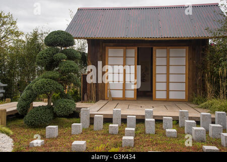 Harrogate Spring Flower Show 2016 North Yorkshire, England) - traditionelle japanische Teehaus im Garten "Tea For Two". Stockfoto