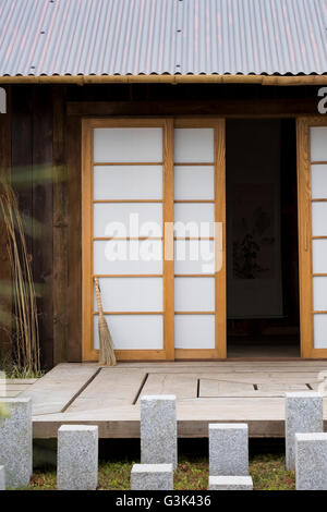 Harrogate Spring Flower Show 2016 North Yorkshire, England) - traditionelle japanische Teehaus im Garten "Tea For Two". Stockfoto