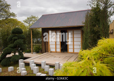 Harrogate Spring Flower Show 2016 North Yorkshire, England) - traditionelle japanische Teehaus im Garten "Tea For Two". Stockfoto