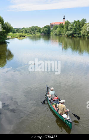 Paddler in Kanus (Kanadier) am Fluss Schwarzer Regen im Kloster Walderbach, Deutschland, Bayern, Bayern, Oberpfalz, Uppe Stockfoto