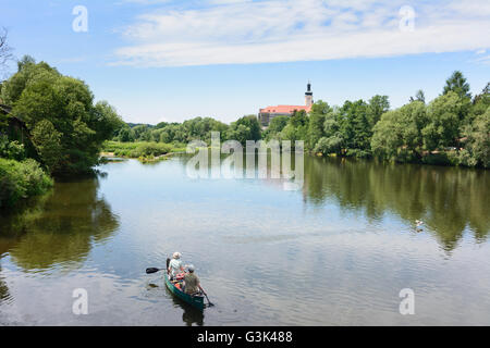 Paddler in Kanus (Kanadier) am Fluss Schwarzer Regen im Kloster Walderbach, Deutschland, Bayern, Bayern, Oberpfalz, Uppe Stockfoto