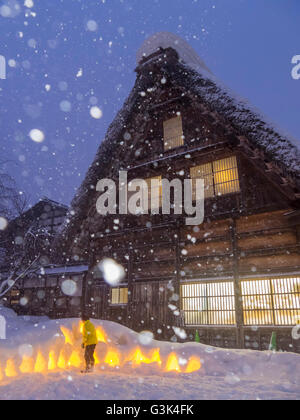 Historische Dörfer von Shirakawa-Go in einem verschneiten Tag in der Nacht Stockfoto