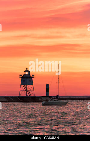 Sonnenuntergang über Grand Marais Leuchtturm am Lake Superior. Stockfoto