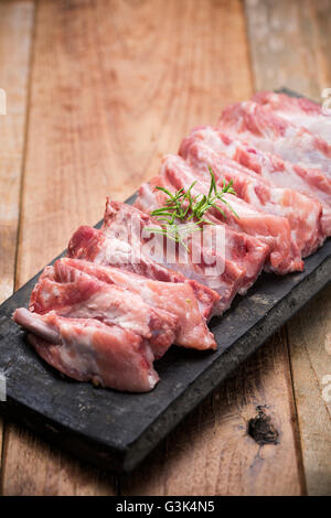 Frisches Schweinefleisch in Scheiben geschnitten, Schweinekoteletts, Schweinerippchen für Korean Bbq / Holz Hintergrund Stockfoto