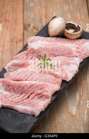 Frisches Schweinefleisch in Scheiben geschnitten, Schweinekoteletts, Schweinerippchen für Korean Bbq / Holz Hintergrund Stockfoto