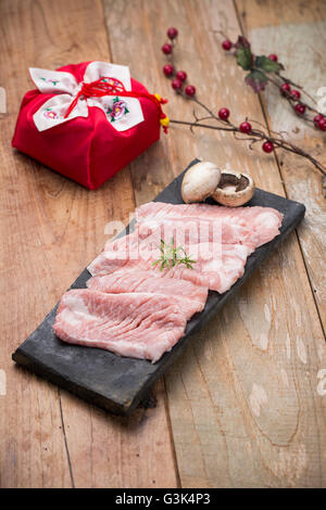 Frisches Schweinefleisch in Scheiben geschnitten, Schweinekoteletts, Schweinerippchen für Korean Bbq / Holz Hintergrund Stockfoto