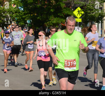 Läufer und Walker teilnehmen in 2016 Bolder Boulder 10K. Mehr als 50.000 beteiligen sich jedes Jahr. Stockfoto