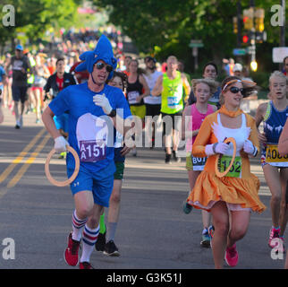 Läufer und Walker, einige in Kostümen, beteiligen sich die 2016 Bolder Boulder 10K. Mehr als 50.000 beteiligen sich jedes Jahr. Stockfoto