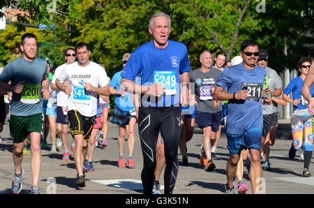 Läufer aller Altersgruppen teilnehmen in 2016 Bolder Boulder 10K. Mehr als 50.000 beteiligen sich jedes Jahr. Stockfoto