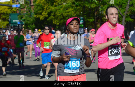 Läufer nehmen an der 2016 Bolder Boulder 10K. Mehr als 50.000 teilnehmen. Stockfoto