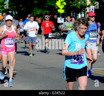 Läufer und Walker aller Altersgruppen und Fähigkeiten beteiligen sich 2016 Bolder Boulder 10K. Mehr als 50.000 teilnehmen. Stockfoto