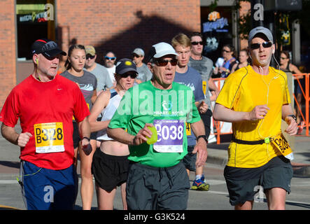 Läufer und Walker aller Altersklassen teilnehmen in 2016 Bolder Boulder 10K. Mehr als 50.000 teilnehmen. Stockfoto